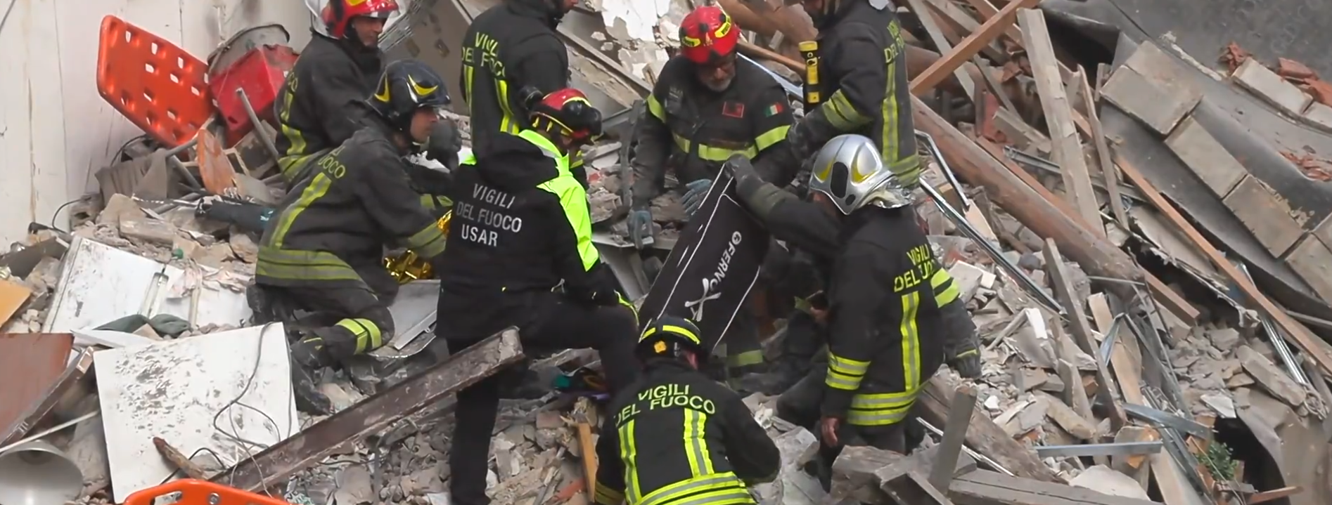 Crolla una palazzina a Roma, estratto un ferito. È grave