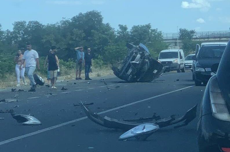 Auto si ribalta a Corigliano Rossano, ferito il conducente