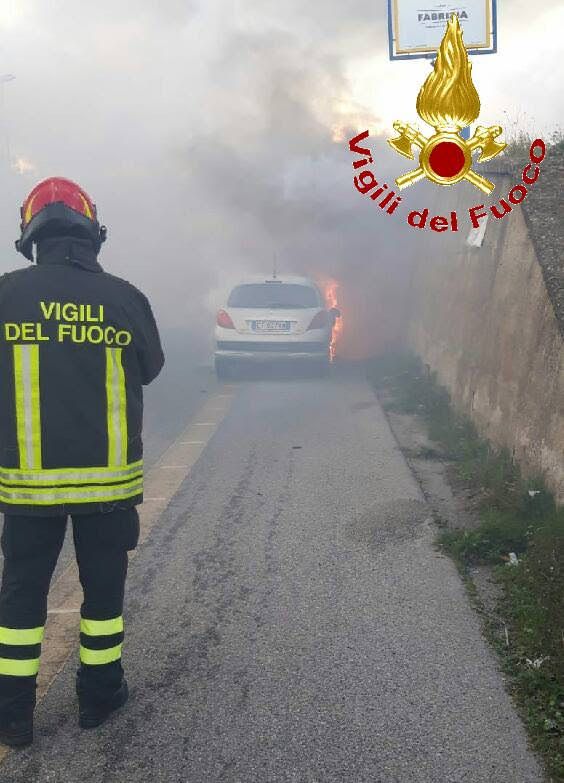 Auto in fiamme sulla statale tra Vibo e Sant'Onofrio