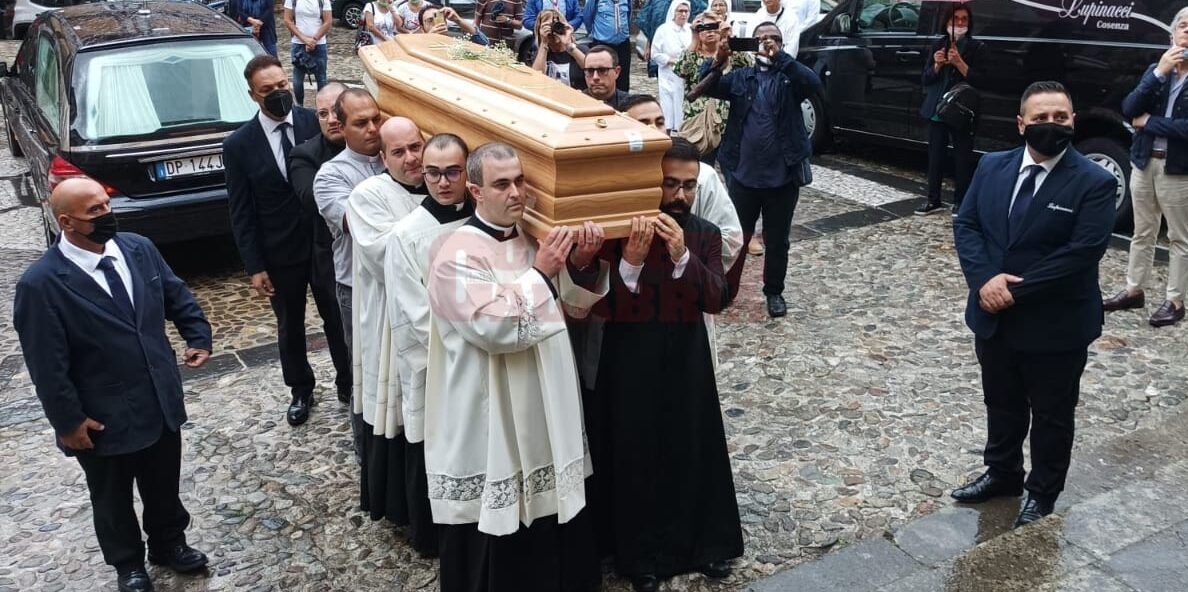Cosenza abbraccia monsignor Nolè nell’ultimo viaggio: commozione all’arrivo del feretro – VIDEO e FOTO