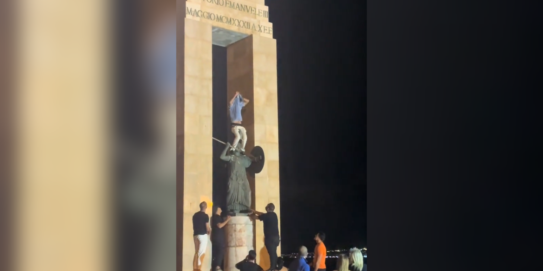 Notte folle a Reggio: un uomo si arrampica sulla statua di Athena – VIDEO