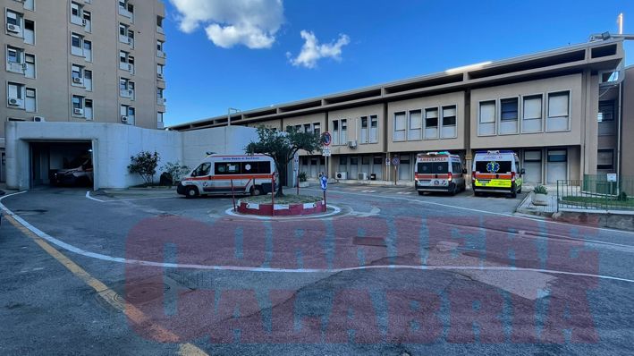 Corigliano Rossano, ambulanze Covid nuovamente in fila al pronto soccorso – FOTO e VIDEO