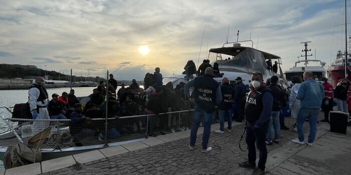 Migranti, in 218 sbarcano a Crotone. Due bimbi nati durante la traversata