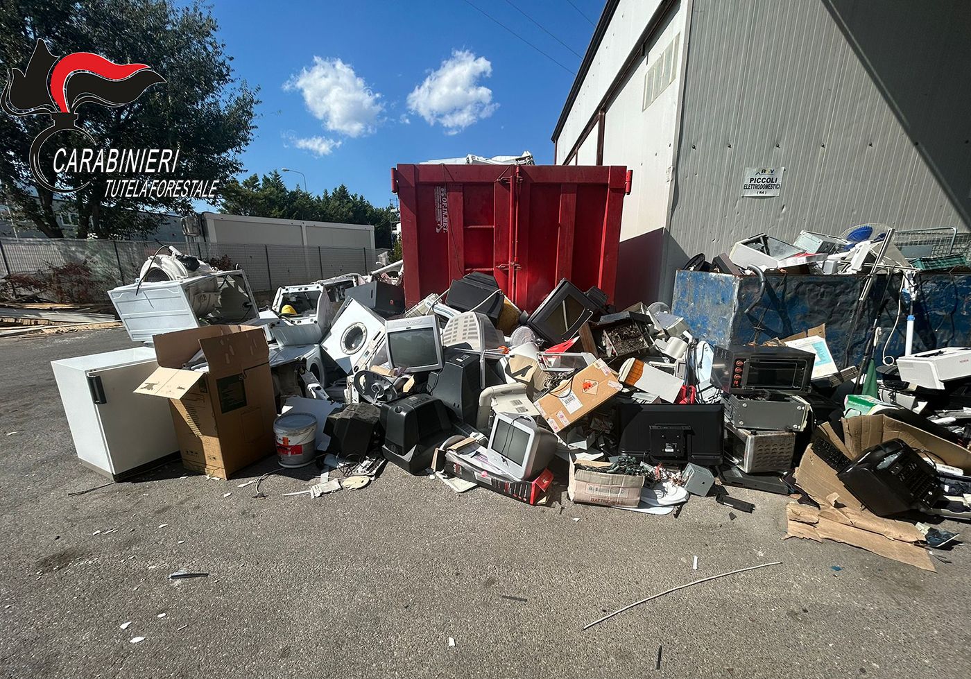 Televisioni, lavatrici e e stufe elettriche tra i rifiuti: scatta il sequestro a Villapiana