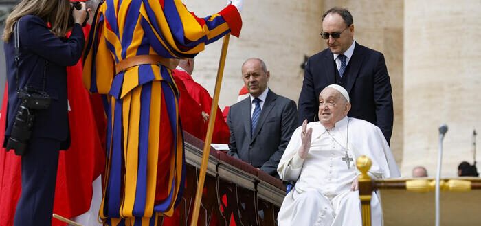 Il Papa a sorpresa in piazza San Pietro: «Buona Settimana Santa»