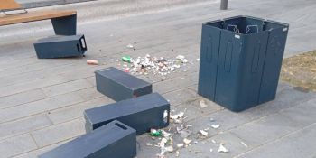 Raid vandalico nel centro di Vibo, cassonetti divelti e rifiuti sparsi ovunque in piazza Santa Maria – FOTO