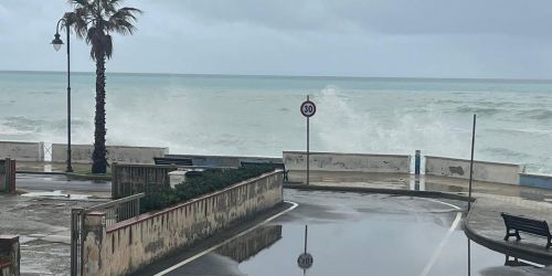 Mareggiate a Fuscaldo, chiuso il lungomare “San Francesco di Paola”