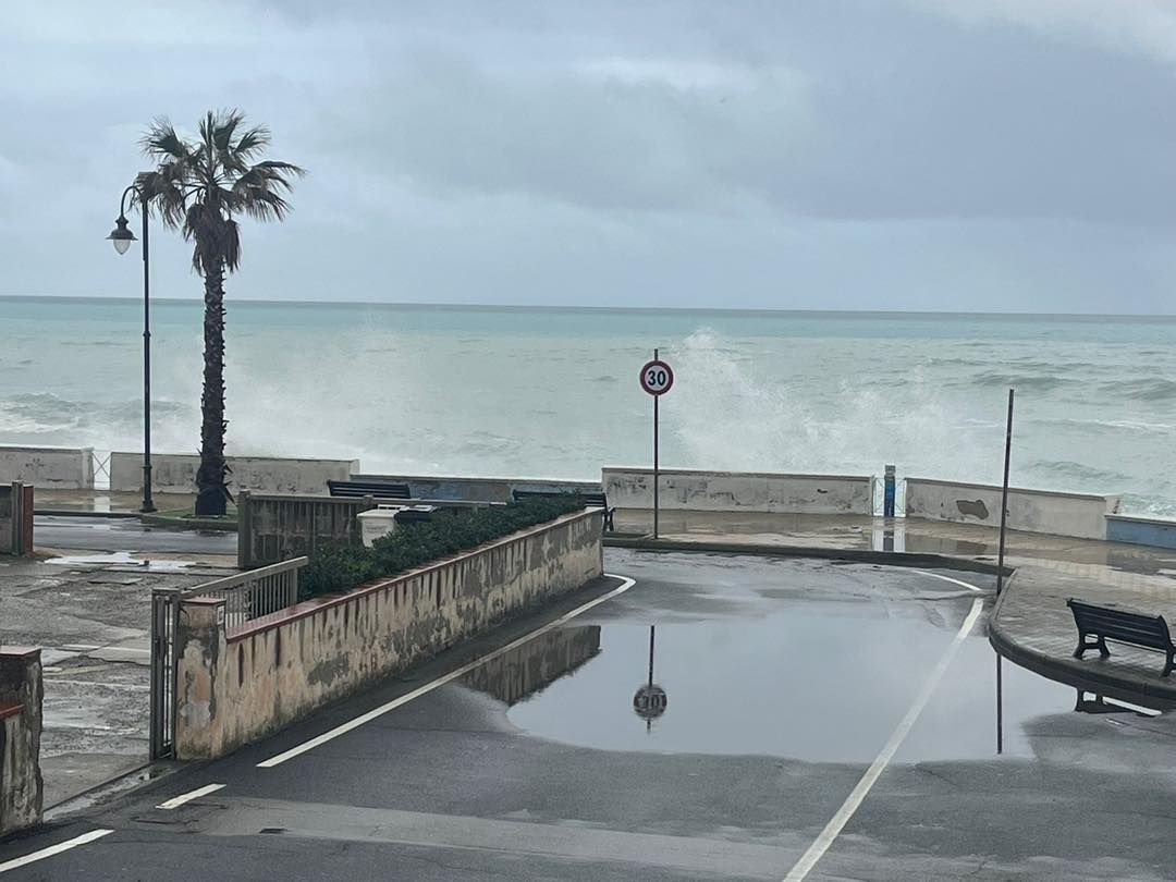 Mareggiate a Fuscaldo, chiuso il lungomare “San Francesco di Paola” – FOTO