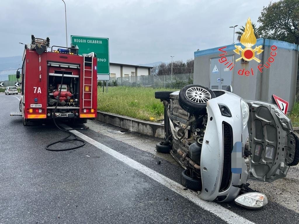 Auto sbanda a Lamezia, ferita gravemente l’autista – FOTO E VIDEO