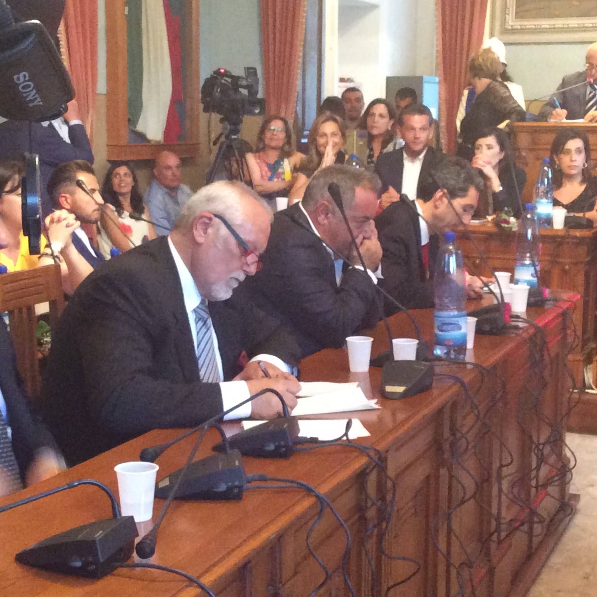 Lamezia, via crucis per eleggere il presidente del consiglio