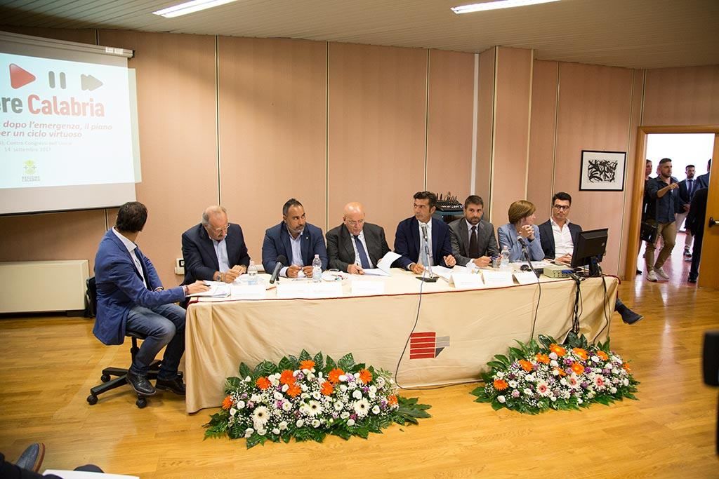 Rifiuti, mano tesa di Oliverio sulle tariffe