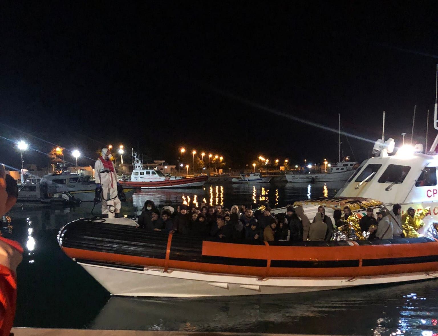 Notte di sbarchi a Roccella Jonica, soccorsi 189 migranti nel corso di due operazioni