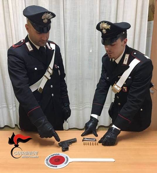 In giro con una pistola carica, arrestato l'85enne Gioacchino Piromalli
