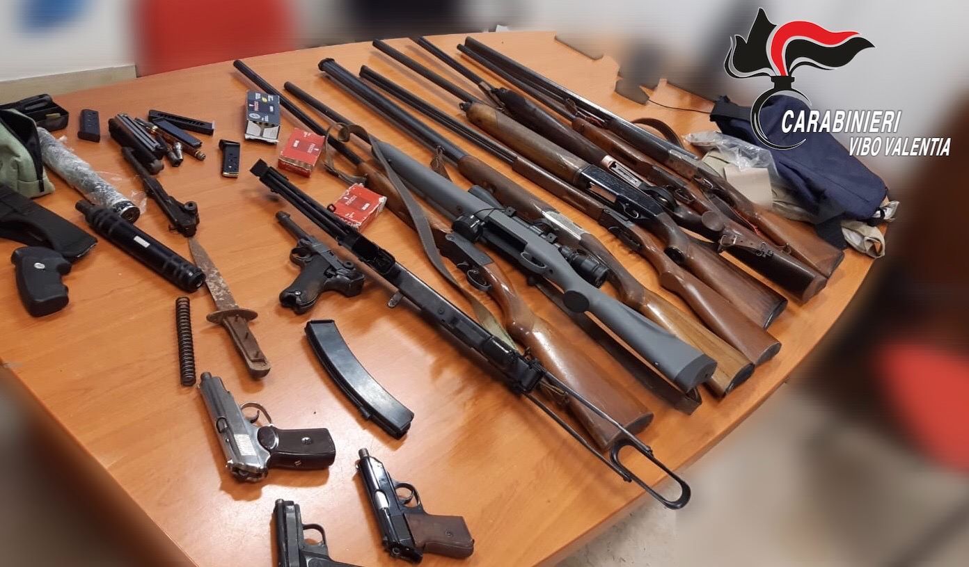 Un arsenale in casa con simboli massonici: in manette una coppia a Stefanaconi – VIDEO