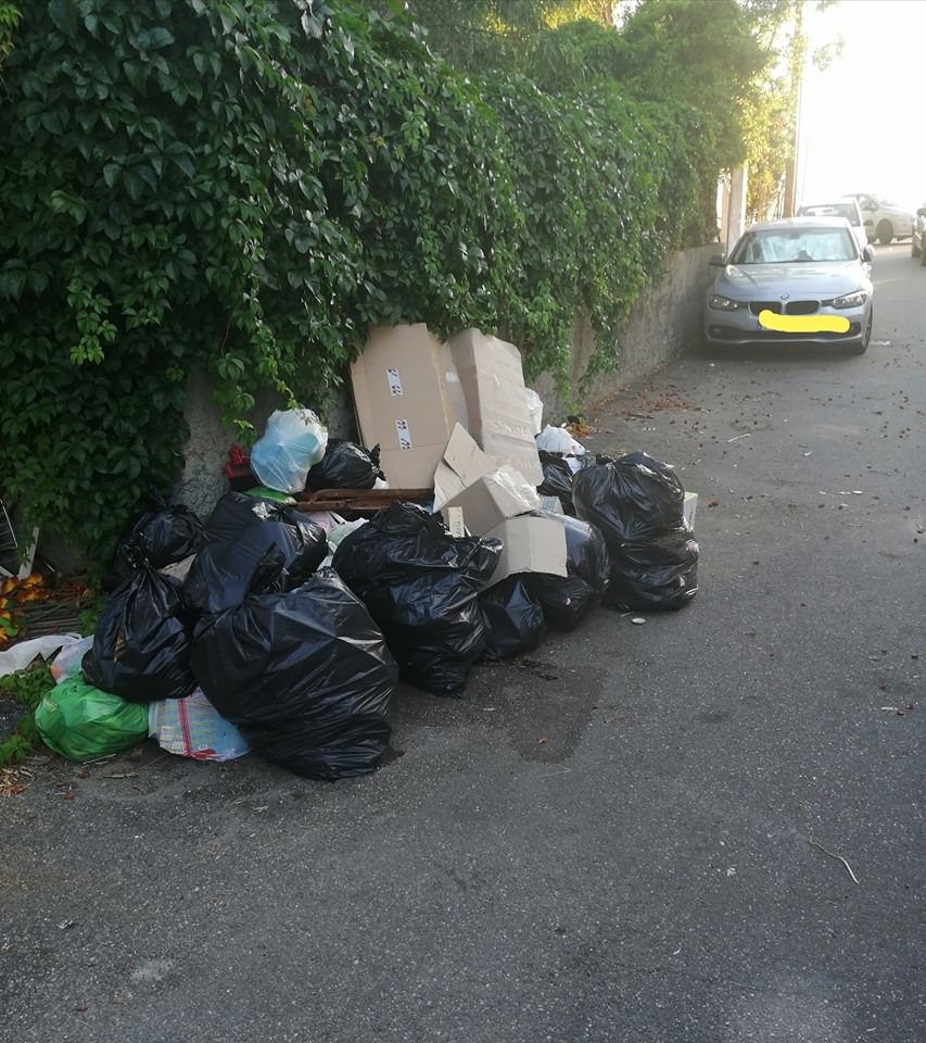 Falerna, il sindaco riporta a casa dei trasgressori i rifiuti abbandonati
