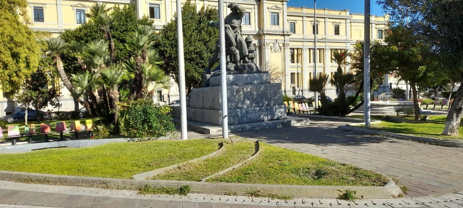 Catanzaro, monumento ai Caduti imbrattato: «Agire per proteggerlo dai vandalismi» – FOTO