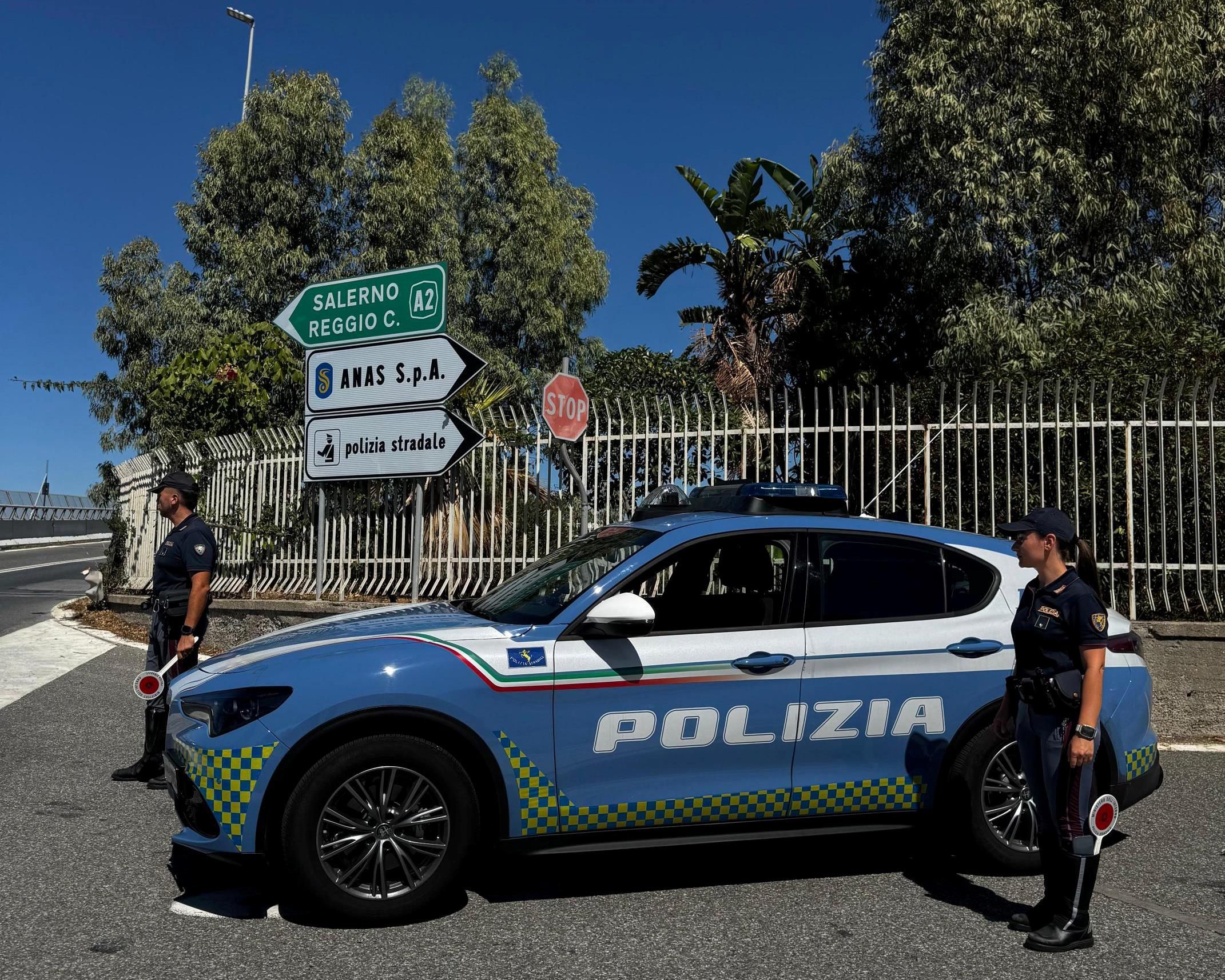 Fuga in autostrada verso Reggio Calabria, inseguito e fermato dalla Polizia: a bordo aveva oltre 2 kg di cocaina