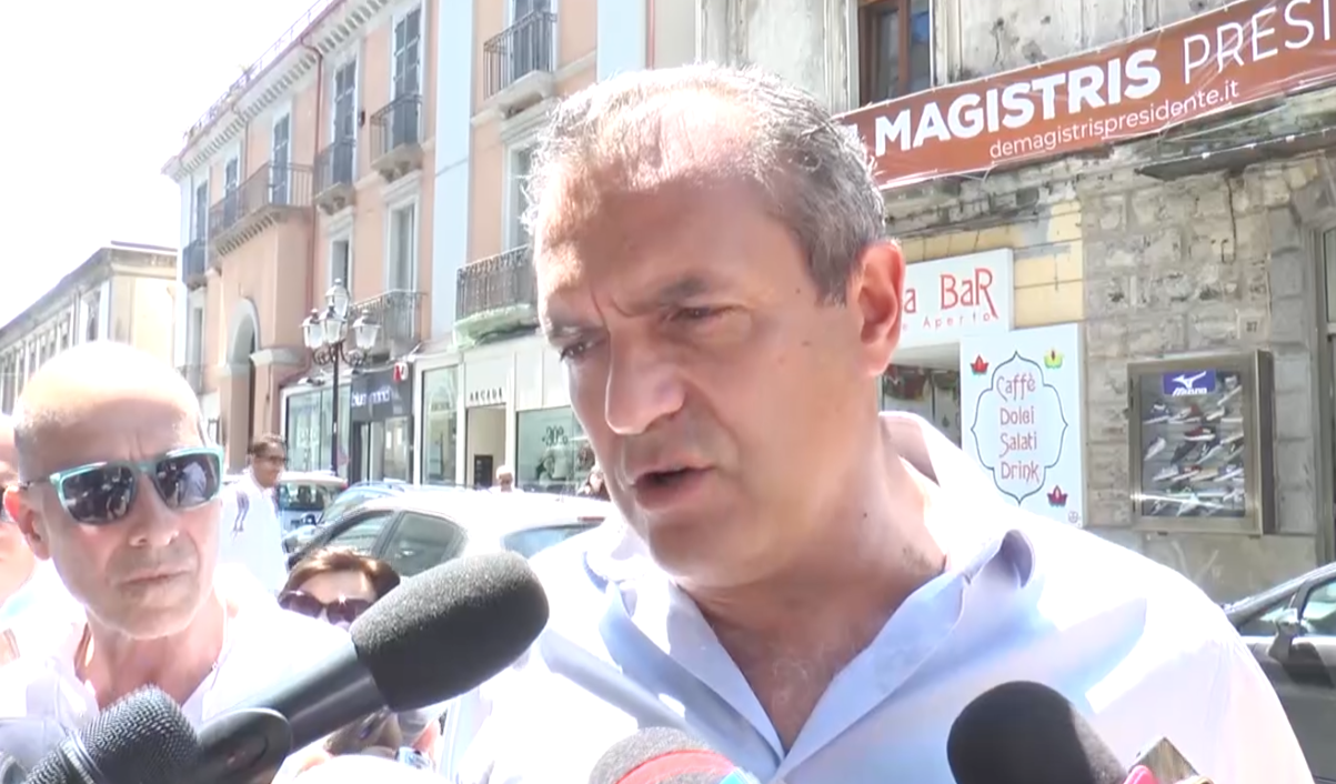 De Magistris: «La Lega inaugura sportelli anti’ndrangheta, ma candida personaggi equivoci»