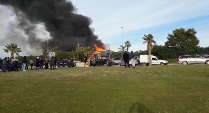 Isca sullo Jonio, lido divorato dalle fiamme – VIDEO