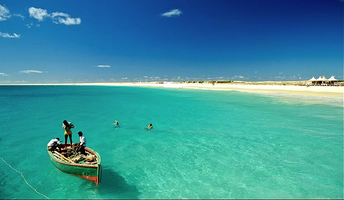Gli affari (e i bonifici) a Capo Verde del «fiduciario» del boss Mancuso