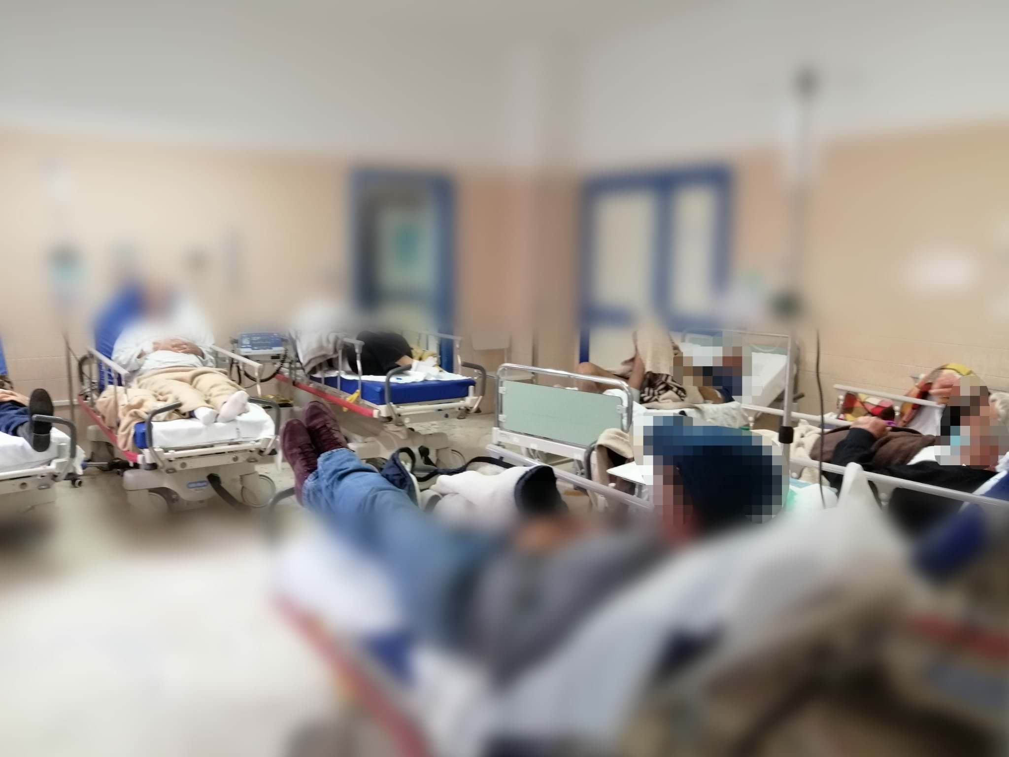 A Locri pazienti per giorni su una barella in attesa di un tampone. «È intollerabile»