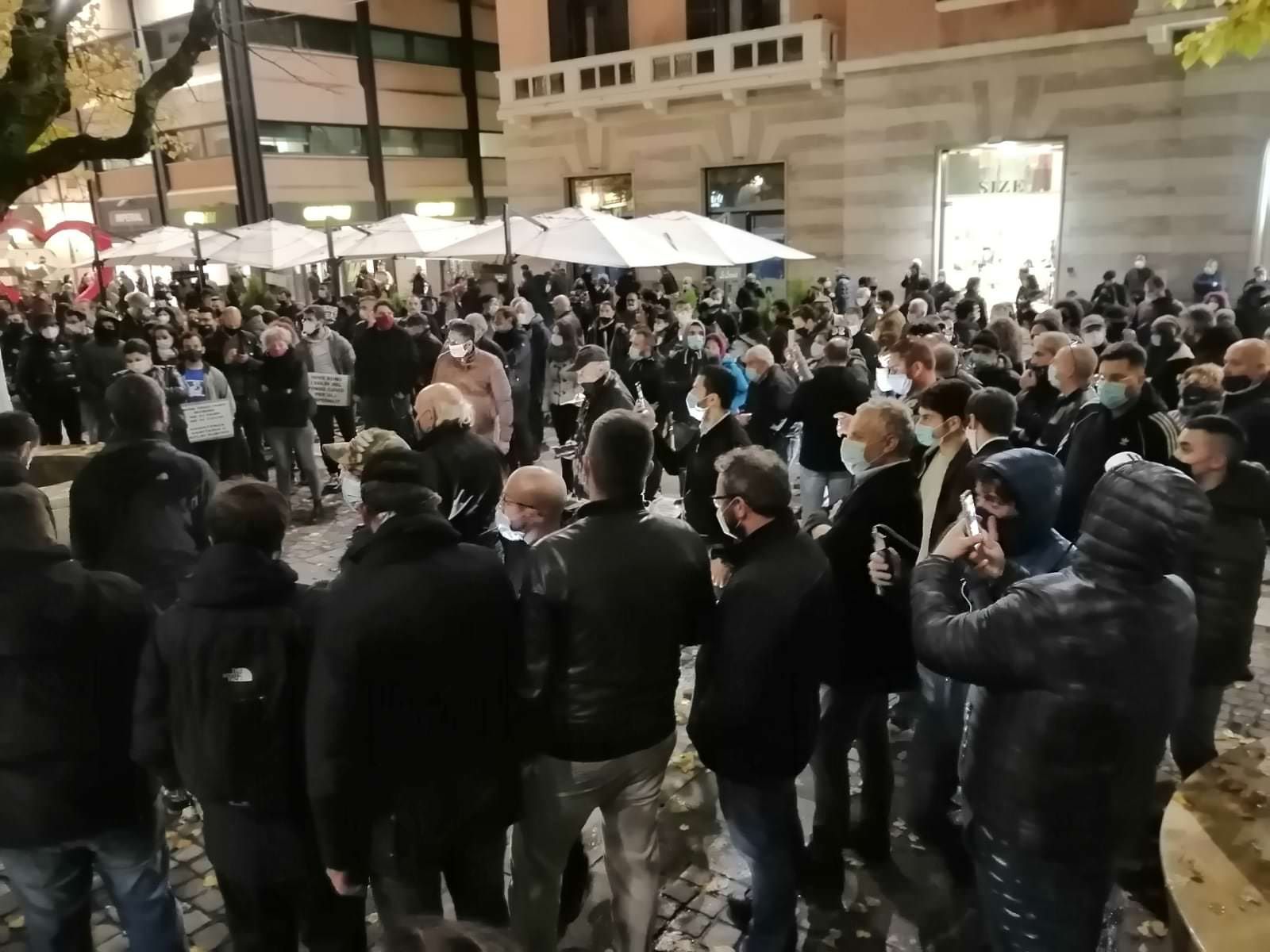 Cosenza, il dissenso della piazza: «Non si chiude senza sostegno concreto»