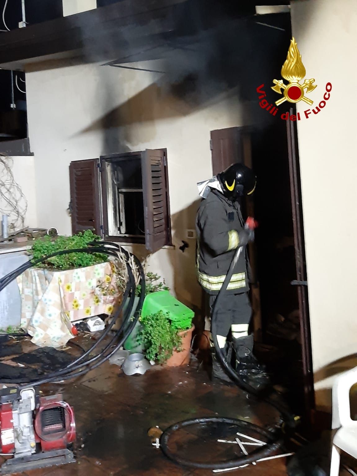 Abitazione in fiamme a Davoli, tratta in salvo la proprietaria
