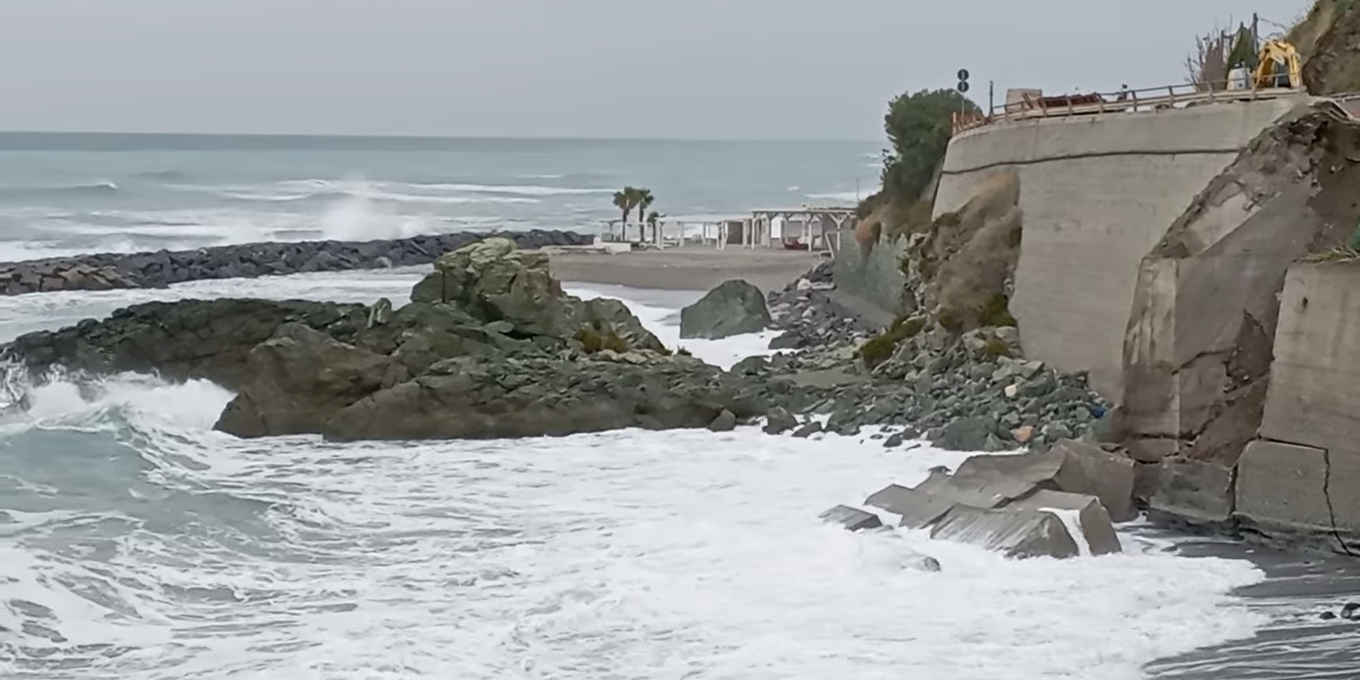 Erosione, appello dei sindaci di tre Comuni del Tirreno cosentino: «Subito interventi a difesa della costa»