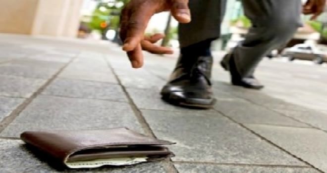 Lamezia, trova portafogli con 4mila euro e lo restituisce