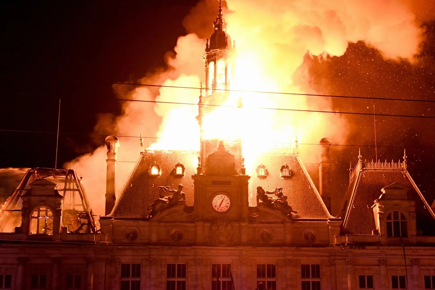 Il municipio Limoges in fiamme, quasi distrutto