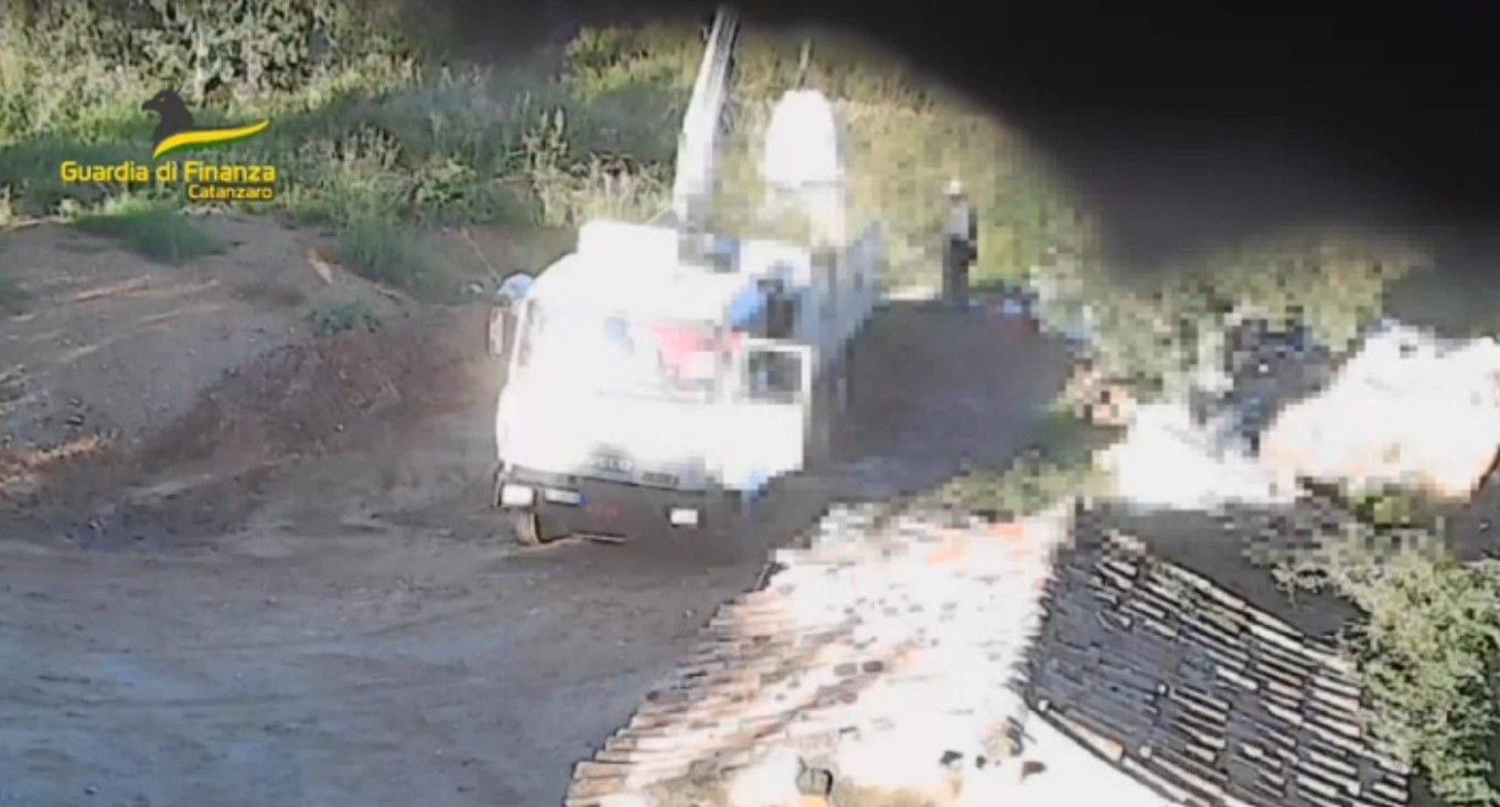 Lamezia Terme, sequestrati un fabbricato rurale e due discariche abusive – VIDEO