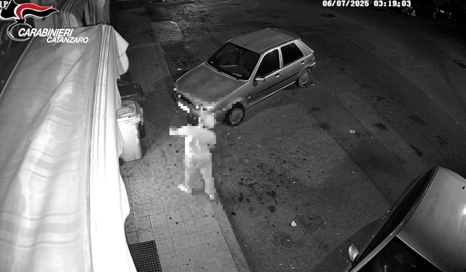 Notte di follia a Lamezia, incendia un’auto e ne distrugge altre 6: arrestato un 17enne – VIDEO