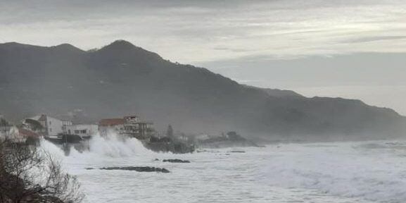 Maltempo, Tirreno cosentino flagellato dalle mareggiate – FOTO