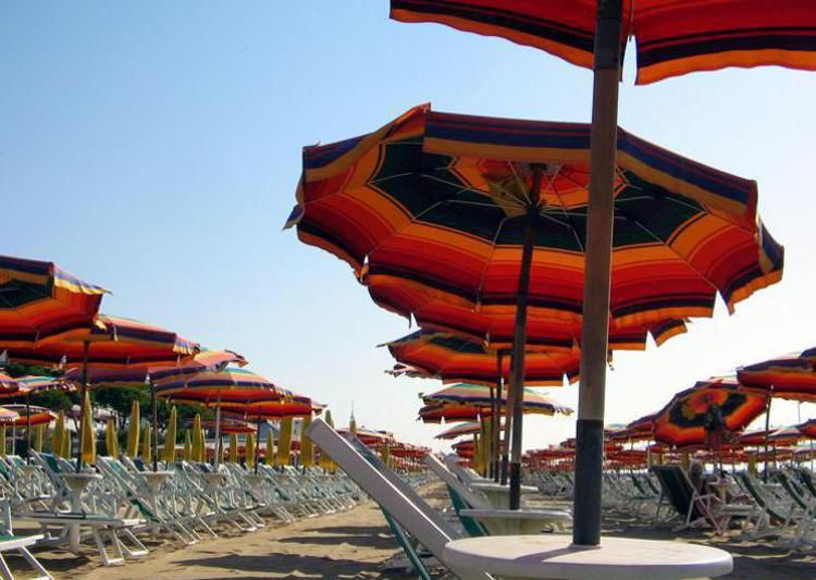 Turismo “in nero”, sospese due attività nel Crotonese: multe per 45mila euro