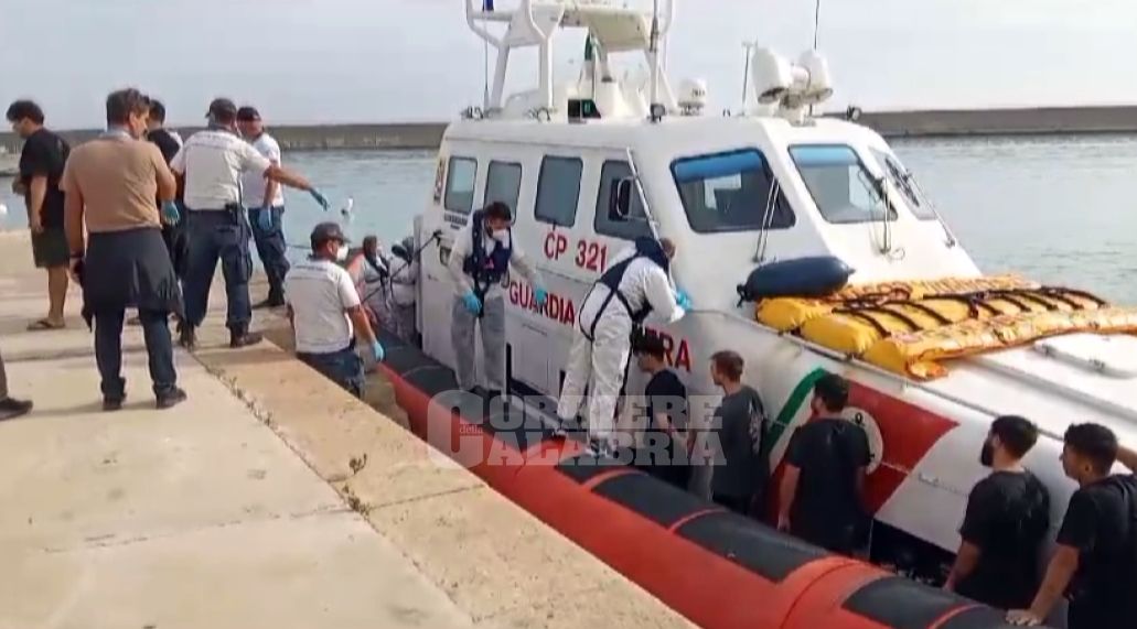Salvati 101 migranti a largo di Isola Capo Rizzuto. Numerosi i bambini – VIDEO