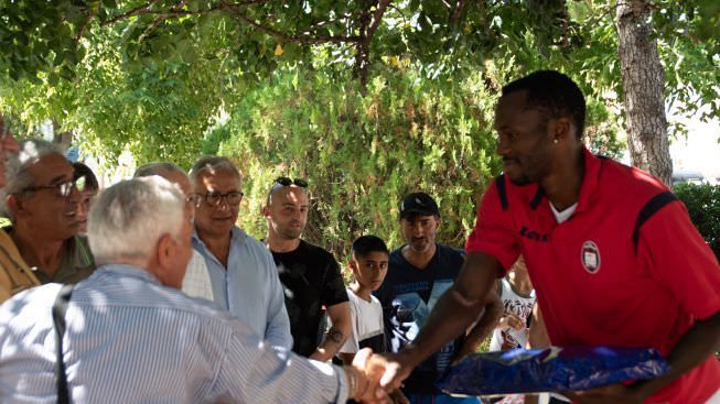 Campagna abbonamenti del Crotone, i giocatori offrono la colazione ai tifosi
