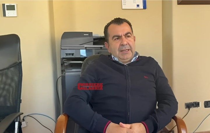 A Belcastro è vietato ammalarsi, il sindaco: «L’ordinanza è un grido di aiuto, pronto a denunciare tutto in procura» – VIDEO