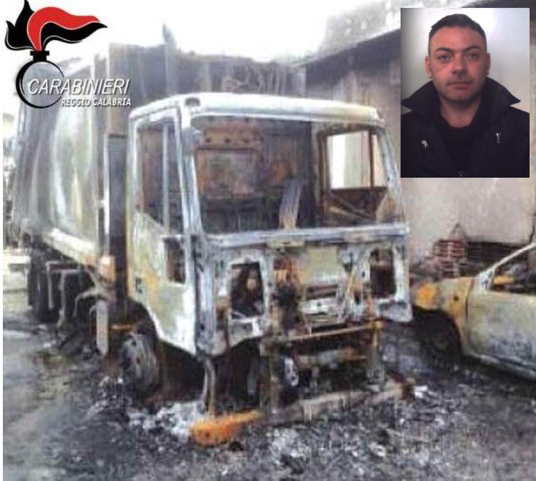 Autocompattatore in fiamme per le assunzioni negate alla cosca