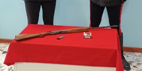Beccato con una carabina nascosta in un’intercapedine, 64enne arrestato a Petilia