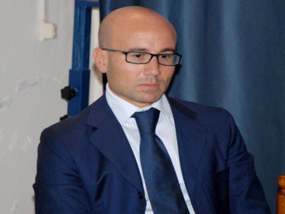 Tombino divelto davanti all'abitazione del pm Bruni