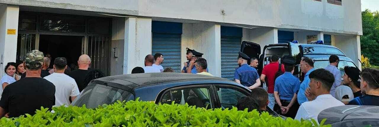 Uccide la moglie e si toglie la vita nel Napoletano. A dare l’allarme il figlio