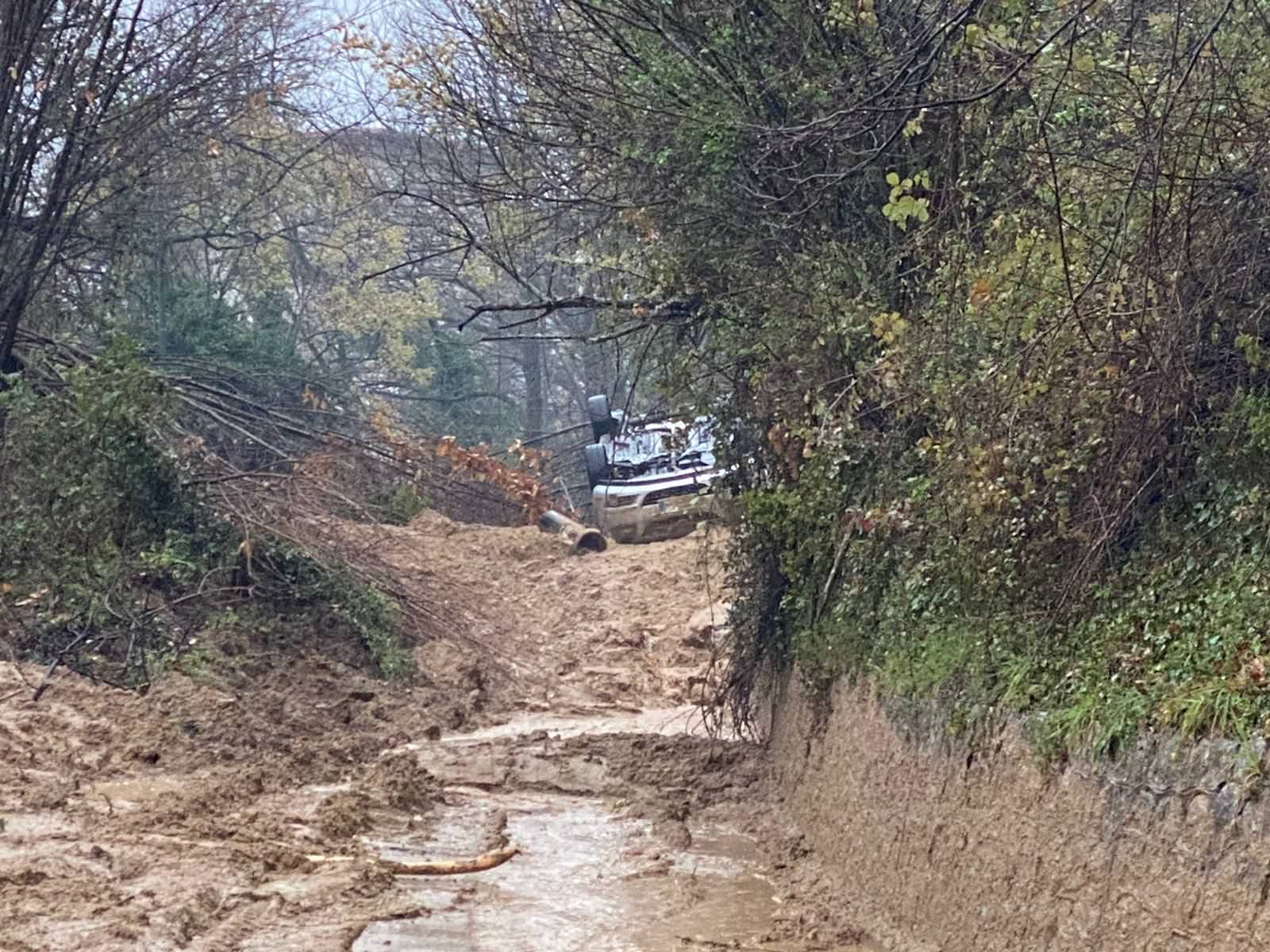 Maltempo, autobus sprofonda per una voragine. Statale 106 allagata – VIDEO