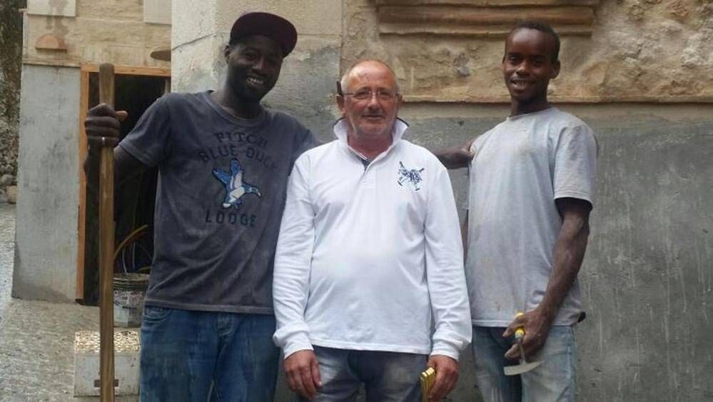 La storia di Angelo, accolto nel borgo ripopolato dai migranti