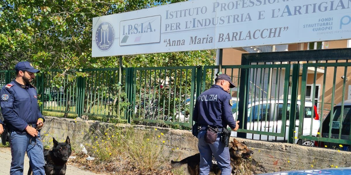 Crotone, controlli nelle scuole. Sequestrate dosi di marijuana e hashish