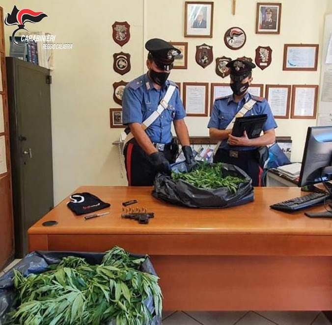 Tenta di sfuggire ai controlli, 20enne del Reggino trovato con 14 chili di marijuana