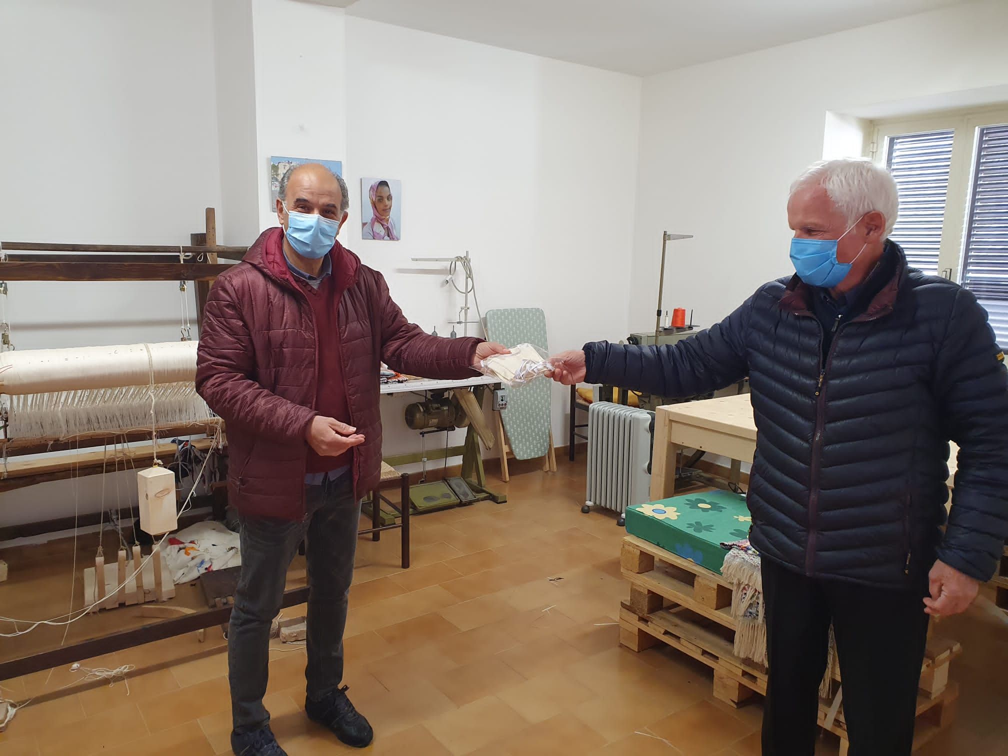 Le mascherine fatte dagli immigrati rafforzano l’amicizia tra Camini e Badolato