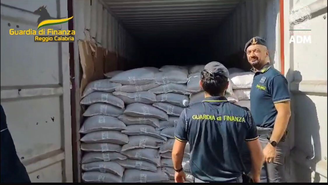 Imponente sequestro di droga nel porto di Gioia Tauro: trovati 800 kg di cocaina in due container – FOTO E VIDEO
