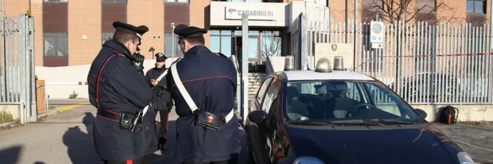 In caserma col cadavere della moglie uccisa nel furgone
