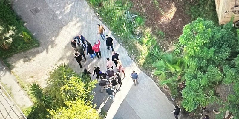 Poliziotti aggrediti a Lamezia Terme durante un servizio di Mediaset. Uno di loro preso per il collo