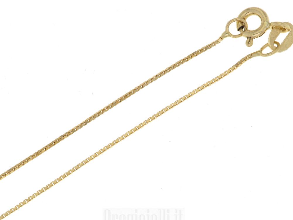 Scippa una catenina dal collo di un`anziana